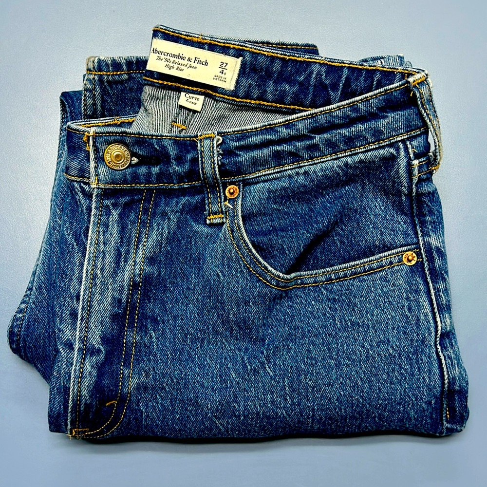 Abercrombie and Fitch 27/4 Short Curve Love